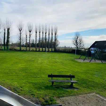 홀리데이파크 Pretty Little House Full Of Charm, Located In A And Peaceful Setting, Very Close To Sea *